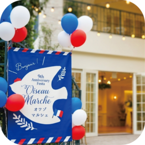 パリの街なかを巡るような春のマルシェ